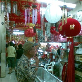 Bisnis Pernak-pernik Imlek Tetap Berkibar di Tengah Krisis 