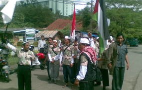 Relawan FPI Bandung Longmarch Menuju Tempat Latihan