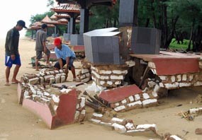 Infrastruktur Wisata Lombang Hancur Diterjang Ombak