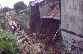 Bruuk....! Tembok Gudang Ban di Lembang Ambruk