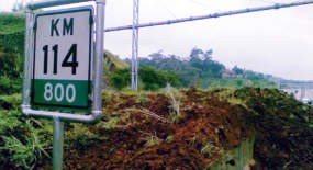 Setelah 3 Jam Longsor, Backhoe Baru Datang   