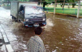 Jl Yos Sudarso Tergenang, Lalu Lintas Merayap 7 Km