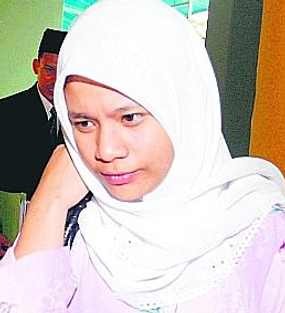 Wanita Malaysia Dihukum Cambuk karena Minum Bir