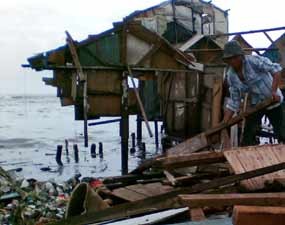 Dihantam Ombak, Seratusan Rumah di Muara Angke Rusak