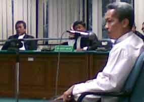 Sarjan Tahir Baca Puisi Karya Istri