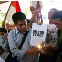 Penolakan Pengesahan UU BHP Diwarnai Aksi Bakar Replika