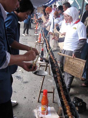 Unibraw Malang Pecahkan Rekor Bakso Bakar Terpanjang