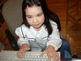 Si Mungil Adora, Guru Termuda di Dunia