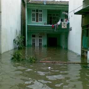 Petamburan II Banjir 1 M, Mayoritas Warga Belum Ngungsi