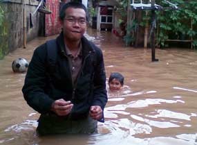 Mengungsi, Warga Korban Banjir Mulai Ronda