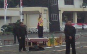 Sedang Kampanye, Ketua Umum Berbaju Kuning Disergap Teroris