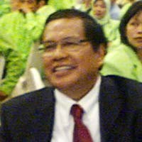 Datangi Mabes Polri, Rizal Ramli Bagi Bunga & Lepas Burung Merpati