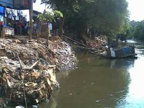 Sampah 22 Truk Dijaring dari Sungai Ciliwung di Kalibata