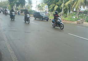 Genangan Air di Jl Yos Sudarso Sirna, Lalin Lancar