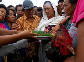 Keluarga Korban Tragedi KM Teratai Prima Larung Sesaji ke Laut 