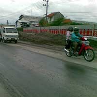 Waspadai Pelebaran Jalan di Raya Romo Kalisari