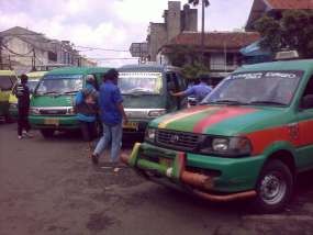 Penumpang Angkot di Bandung Inisiatif Turunkan Tarif