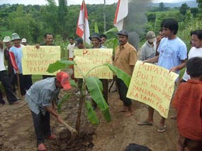 Jalanan 25 Km Rusak Parah, Warga Tanami Pohon Pisang
