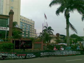 Manajemen Hotel Kirim SP untuk Demonstran