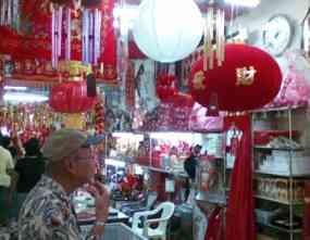 Jelang Imlek, Toko Aksesori Diserbu Pengunjung