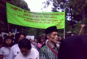 Tutup Akses Kendaraan Proyek, Warga Pasangi Portal  