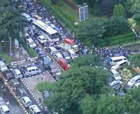 Banyak Mobil Parkir di Jalan, Jl Boulevard Kelapa Gading Macet