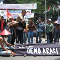 Demokrasi Tidak Jatuh Dari Langit