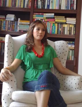 Sophie Novita Bergaya Warna-warni