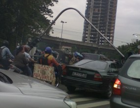 Galian PLN Terlalu Dalam Penyebab Traffic Light Megaria Ambruk 