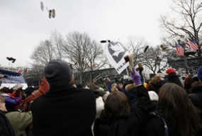 Gedung Putih Dilempari Sepatu!