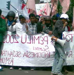 Demo Tolak Pemilu, Puluhan Mahasiswa Bakar Bendera Parpol