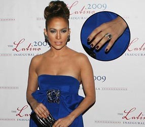 Jennifer Lopez Lepas Cincin Kawin Demi Tampil Matching