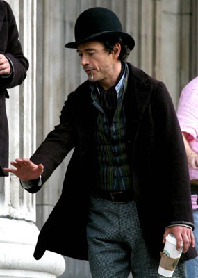 Robert Downey Jr. Menderita Bersepatu Hak di Sherlock Holmes