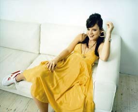 Lily Allen Kirimkan Foto Toplessnya ke Rockstar