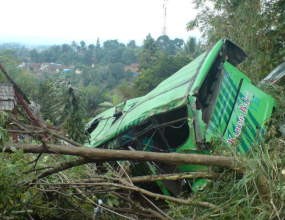 Minibus Masuk Jurang, 1 Orang Tewas