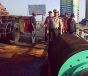 Dinamo Penggiling Tebu Jatuh dari Truk, Tol Dalam Kota Tomang Macet