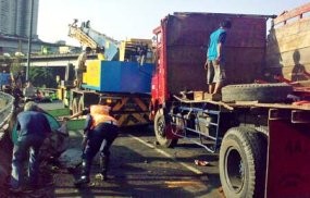 Truk Terguling di Tomang Dievekuasi Jumat Pagi
