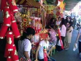 Mengintip Persiapan Imlek di Pecinan