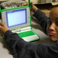 Ribuan Laptop Gratis Ditebar Bagi Bocah Palestina 