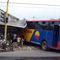 Diduga Rem Blog, Bus Surya Indah Cium Rumah