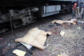 Diduga, 2 Korban Tewas Setelah Terpental dari Lokomotif