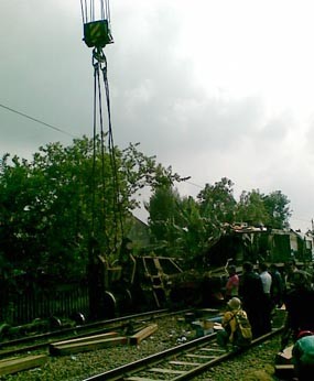 Tim Evakuasi Belum Berhasil Mengangkat Bangkai Lokomotif