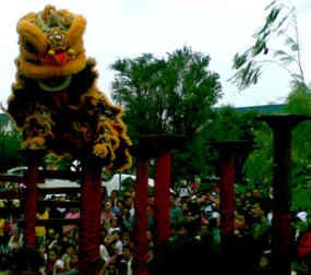 Atraksi Barongsai, Ribuan Pengunjung Penuhi Mal Ciputra