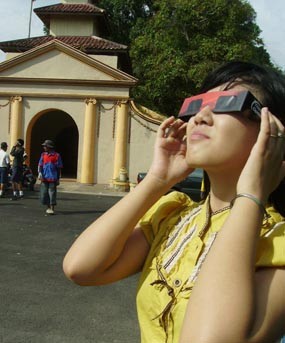 Ratusan Pelajar Nonton Bareng Gerhana Matahari Cincin