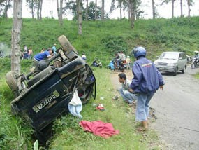 Mobil Terbalik, 8 Penumpang Luka-luka