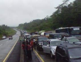 Truk Terbalik Dievakuasi, Tol Tomang Masih Tersendat