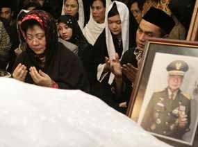  Tommy dan Prabowo Berziarah, Tiada Bunga dari Para Putri