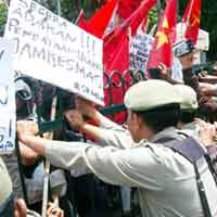 Demo Tuntut Pendidikan dan Kesehatan Gratis Diwarnai Aksi Dorong