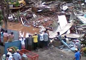 Puluhan Pemulung Serbu Lahan Gusuran Pasar Koja