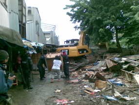Buldozer Ratakan Pasar Koja, Pedagang Teriak Histeris